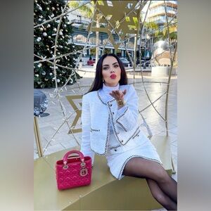 Chic White Jacket and Skirt Set with Pink Handbag